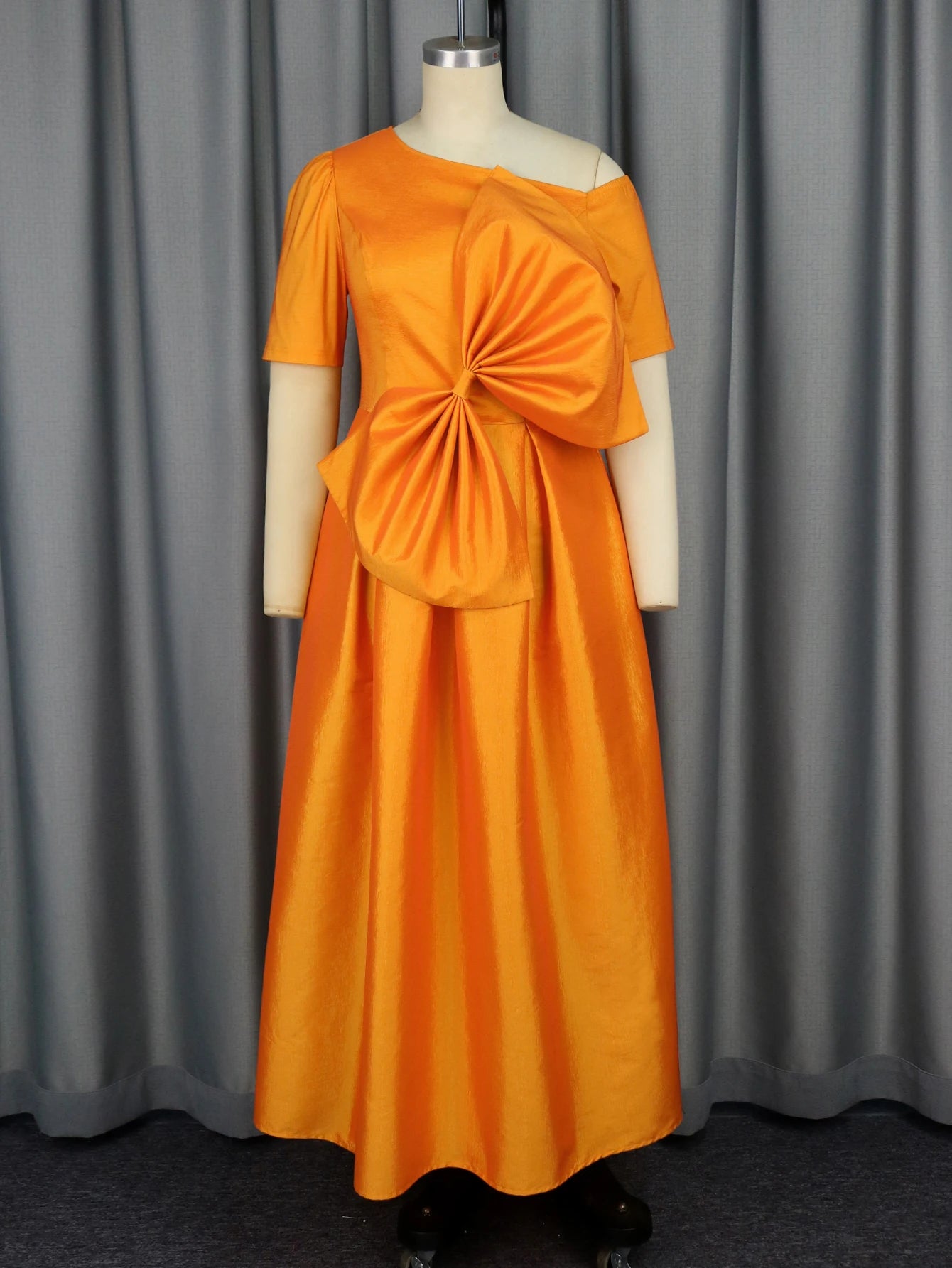 Robe orange à manches courtes