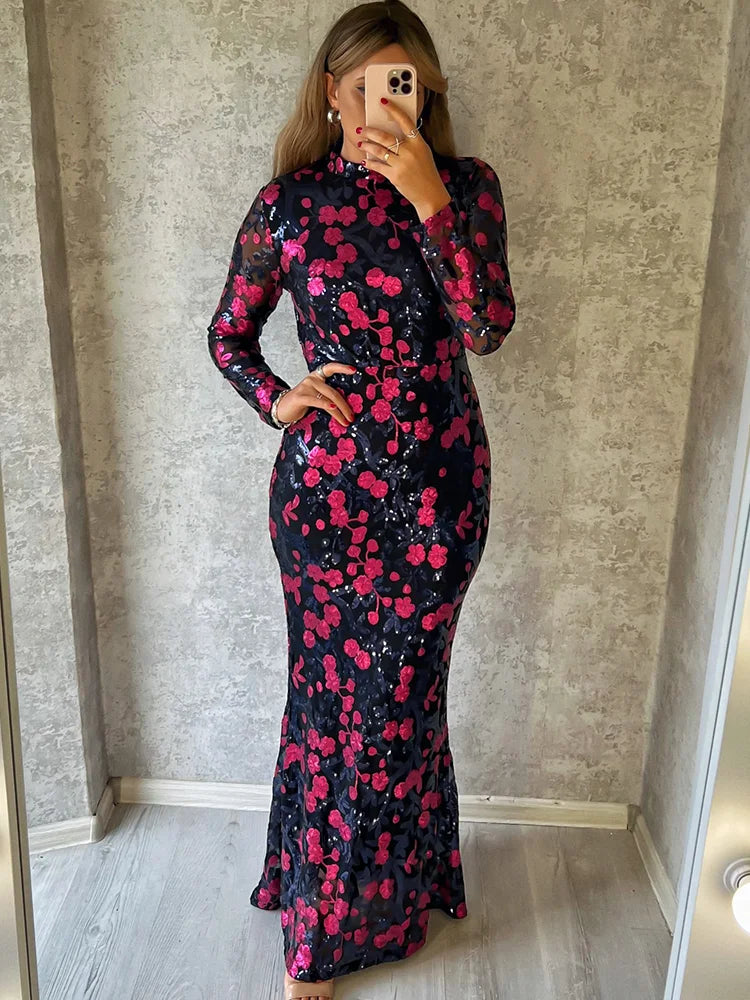 Robe de cocktail à fleurs pailletées à manches longues et col roulé