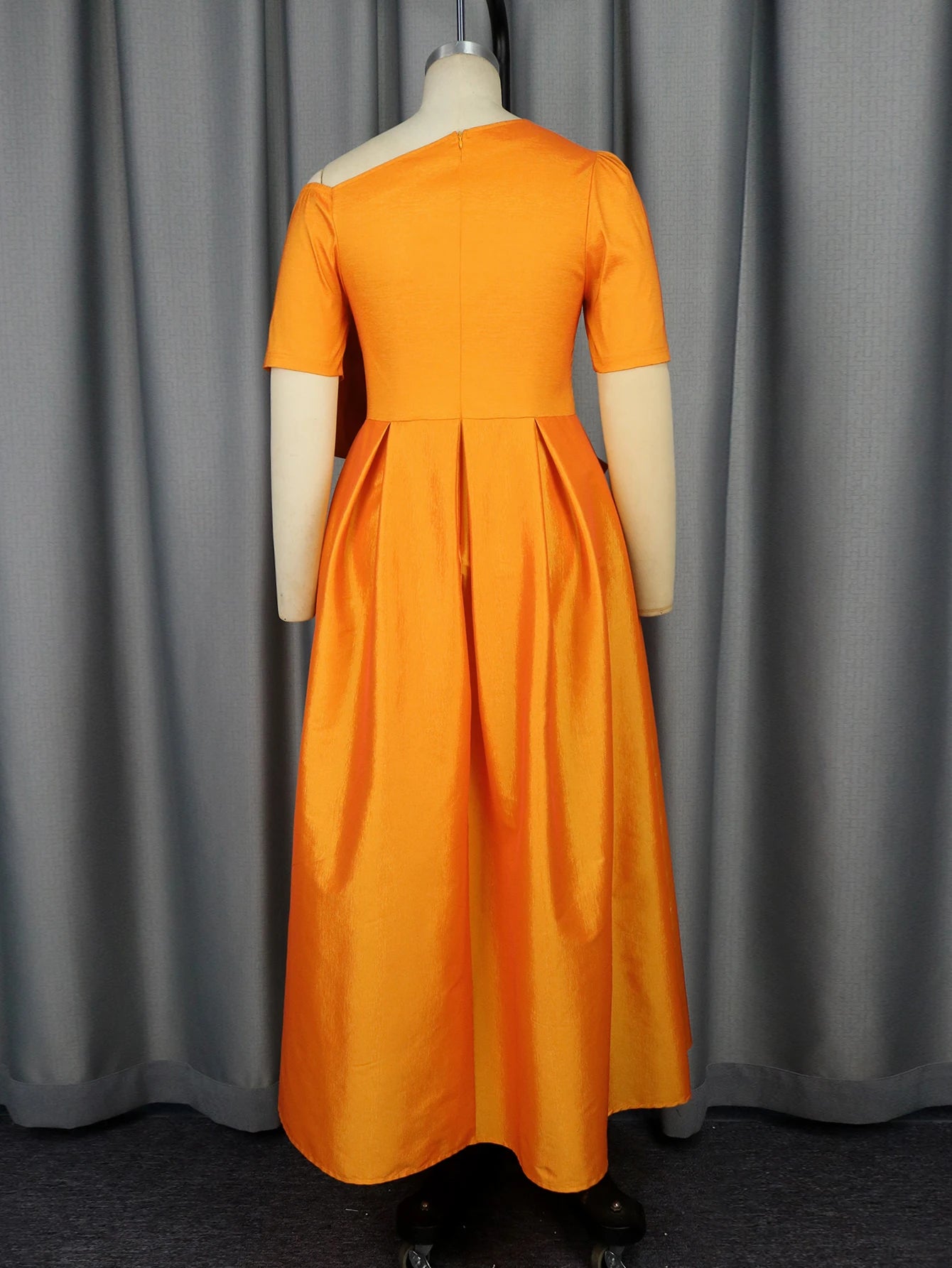 Robe orange à manches courtes